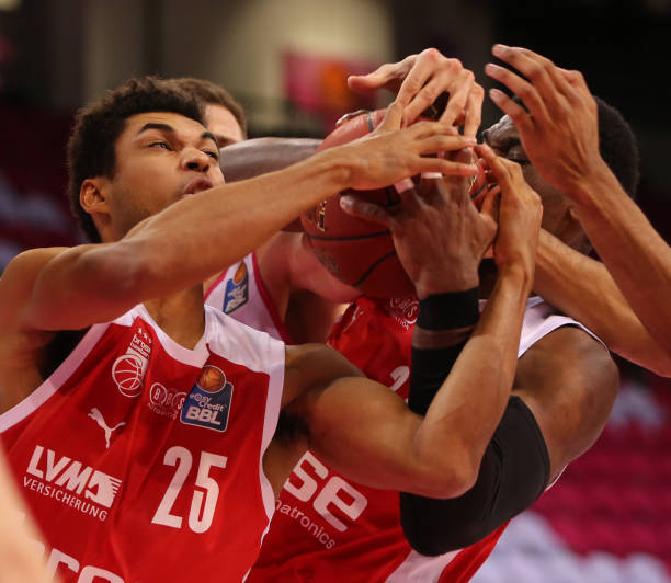 甲赛场上的 甲赛场上的